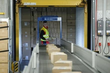 Un empleado coloca paquetes en una cinta transportadora en un nuevo centro de paquetes DHL/Deutsche Post en Bochum, Alemania, 18 de noviembre de 2019. (Fotografía: Reuters)