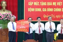 Entrega simbólica de 200 casas a los hogares pobres y casi pobres en Quang Tri. (Fotografía: Nhan Dan)