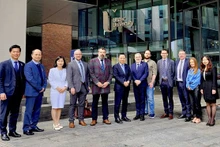 El embajador vietnamita en el Reino Unido, Nguyen Hoang Long, y profesores de la Universidad de Ulster. (Fotografía: VNA)