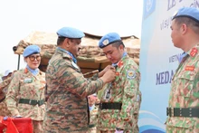 El teniente general Mohan Subramanian, comandante de la Unmiss, otorga la medalla a los oficiales en servicio en el Hospital de Campaña de segundo nivel número 6 de Vietnam. (Foto: Nhan Dan)