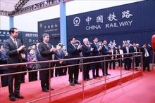 El primer ministro vietnamita, Pham Minh Chinh, visita el Parque Logístico Internacional de Chongqing. (Fotografía: VNA)