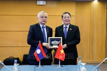 El vicepresidente de la Asamblea Nacional de Vietnam Nguyen Duc Hai (derecha) en una reunión con el secretario de Finanzas filipino, Benjamín Diokno. (Fotografía: VNA)