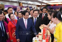 El primer ministro Pham Minh Chinh visita la exposición de emprendimiento e innovación. (Fotografía: VNA)