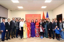La vicepresidenta Vo Thi Anh Xuan en un encuentro con la misión diplomática y la comunidad vietnamita en Noruega. (Fotografía: VNA)