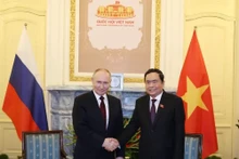 El presidente de Rusia, Vladimir Putin (izquierda), y el titular de la Asamblea Nacional de Vietnam, Tran Thanh Man. (Fotografía: VNA)