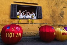 Los artistas se unieron a una actuación con linternas en la ciudad de Hoi An. (Fotografía: Mai Thanh Chuong)