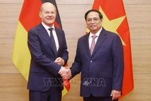 El primer ministro de Vietnam, Pham Minh Chinh (derecha), y el canciller alemán, Olaf Scholz. (Fotografía: VNA)