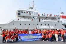 Vietnamitas residentes en extranjero visitan Truong Sa y la plataforma DK1 en 2023. (Fotografía: VNA)