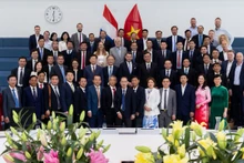 La delegación en el conversatorio convocado en los Países Bajos. (Fotografía: baoquocte.vn)