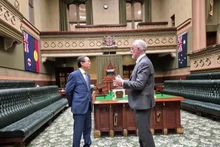 El embajador Pham Hung Tam y el portavoz del Parlamento de Nueva Gales del Sur, Greg Piper. (Fotografía: VNA)