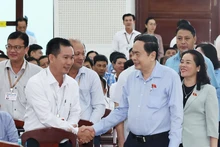 [Foto] Jefe del Legislativo vietnamita se reúne con votantes de Hau Giang