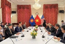 El embajador vietnamita en Estados Unidos, Nguyen Quoc Dung, en una reunión con el secretario general de la Asean, Lim Jock Hoi, y el comité del bloque en Washington. (Fotografía: VNA)