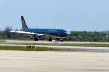 Un avión despega en el Aeropuerto Internacional de Phu Quoc. (Fotografía: VNA)