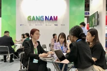 Las empresas nacionales y extranjeras conversan sobre oportunidades de cooperación en la exposición. (Fotografía: VNA)