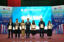Los periodistas del diario Nhan Dan reciben segundo premio en varias categorías del concurso. (Fotografía: Nhan Dan)