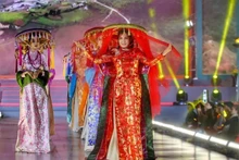 Una colección de Ao dai de la diseñadora Huong Queen se presentará en el Festival Ao dai de Turismo de Hanói 2023. (Fotografía: VNA)