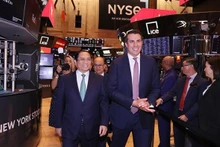 El primer ministro de Vietnam, Pham Minh Chinh (izquierda), visita la Bolsa de Valores de Nueva York. (Fotografía: VNA)