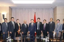 El presidente de la Asamblea Nacional de Vietnam, Vuong Dinh Hue, y representantes de la Asociación de Amistad Indonesia-Vietnam. (Fotografía: VNA)