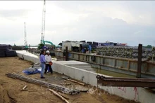 Sitio de construcción de un proyecto de lucha contra la erosión ribereña en la provincia de Dong Thap. (Fotografía: VNA)