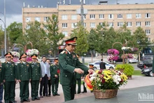 El ministro de Defensa de Vietnam, general Phan Van Giang, coloca una ofrenda floral ante el monumento del Presidente Ho Chi Minh en Moscú. (Fotografía: Nhan Dan)