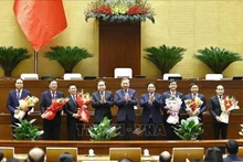 El secretario general del Partido Comunista de Vietnam, To Lam, y el primer ministro del país, Pham Minh Chinh, felicitan a los funcionarios electos. (Fotografía: VNA)