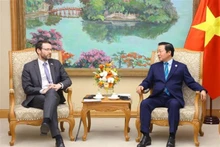 El vice primer ministro de Vietnam Tran Hong Ha recibe a Iain Frew, embajador del Reino Unido en el país. (Fotografía: VNA)