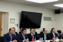 El ministro de Planificación e Inversión de Vietnam, Nguyen Chi Dung (al frente, segundo desde la izquierda) y otros miembros de la delegación vietnamita en el diálogo. (Fotografía: VNA)