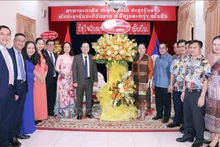 Dirigentes de Ciudad Ho Chi Minh felicitaron al Consulado General de Laos por la fiesta tradicional de Bunpimay. (Fotografía: VNA)