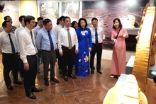 Delegados de ambas ciudades recorren la exposición. (Fotografía: hanoimoi.vn)