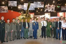 Agregados militares extranjeros visitan el Museo de Historia Militar de Vietnam. (Fotografía: qdnd.vn)