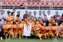 [Foto] Premier vietnamita desea a selección de fútbol femenino éxito en Copa Mundial