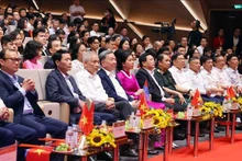 El secretario general del Partido Comunista de Vietnam, To Lam, y su esposa, Ngo Phuong Ly, asisten al programa. (Fotografía: VNA)
