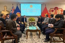 En una reunión con funcionarios australianos. (Fotografía: VNA)