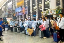 Trabajadores vietnamitas completan trámites para viajar a trabajar al exterior. (Fotografía: VNA)
