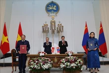 El secretario general del Partido Comunista y presidente de Vietnam, To Lam, y el mandatario mongol, Ukhnaagiin Khurelsukh, presencian la firma de varios acuerdos de cooperación entre ambos países. (Fotografía: VNA)