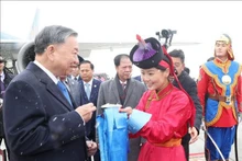 La ceremonia de bienvenida al secretario general del Partido Comunista de Vietnam y presidente del país, To Lam, en el aeropuerto internacional de Chinggis Khaan. (Fotografía: VNA)