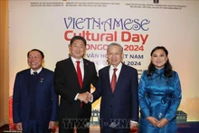 El secretario general del Partido Comunista y presidente de Vietnam, To Lam, posa junto al presidente de Mongolia, Ukhnaagiin Khurelsukh. (Fotografía: VNA)