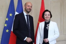 La ministra del Interior de Vietnam, Pham Thi Thanh Tra, y el titular de Transformación y Servicio Público de Francia, Stanislas Guerini. (Fotografía: VNA)