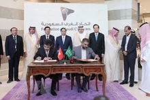 En la ceremonia de firma del acuerdo de cooperación entre las empresas de viaje de Viettravel (Vietnam) e ITL (Arabia Saudita). (Fotografía: VNA)