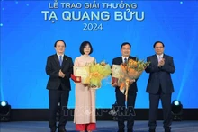 Entregan Premio Ta Quang Buu 2024 a dos científicos. (Fotografía: VNA)