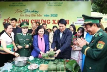 El presidente de Vietnam, Luong Cuong, participa en la elaboración de "banh chung". (Fotografía: VNA)