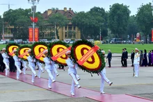 [Foto] Dirigentes del Partido y del Estado rinden homenaje al Presidente Ho Chi Minh