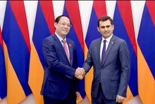 El vicepresidente de la Asamblea Nacional de Vietnam Tran Quang Phuong y su homólogo de Armenia, Hakob Arshakyan. (Fotografía: quochoi.vn)