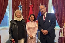 La embajadora de Vietnam en Argentina, Ngo Minh Nguyet, y representantes del Instituto Cultural Argentina-Vietnam. (Fotografía: VNA)