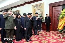 El vicepresidente de la Asamblea Nacional de Vietnam Nguyen Khac Dinh rinde tributo al general Khamtay Siphandone. (Fotografía: VNA)
