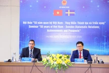 El jefe del Departamento de Europa de la Cancillería vietnamita, Bui Ha Nam, y el embajador de Suecia en Hanói, Johan Ndisi presidenel seminario. (Fotografía: VNA)