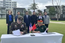 Representantes de Vietnam y Estados Unidos en la ceremonia de entrega de restos de soldados estadounidenses desaparecidos durante la guerra en Vietnam. (Fotografía: VNA)