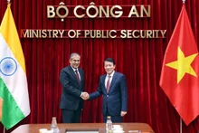 El ministro de Seguridad Pública de Vietnam, general Luong Tam Quang (derecha), se reúne con el asesor adjunto de Seguridad Nacional de la India, Pavan Kapoor. (Fotografía: VNA)