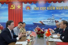 El embajador de Estados Unidos en Vietnam, Marc E. Knapper, se reúne con el viceministro de Agricultura y Desarrollo Rural anfitrión Phung Duc Tien. (Fotografía: VNA)