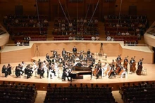 La Orquesta Sinfónica del Festival Vietnam-Japón interpreta el programa artístico Dream Orchestra en Tokio. (Fotografía: VNA)